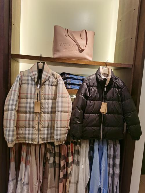 man自由行热门攻略_格子_墨绿色_羽绒_burberry_时尚_穿搭