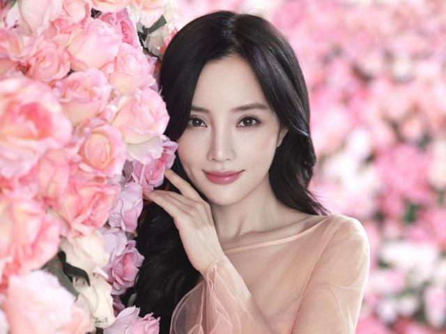 39岁李小璐嘻哈风附体,用土味粉色套装配羽绒服,却意外很显嫩