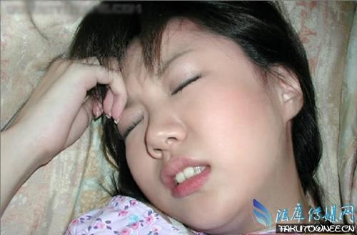 妹子嘴含不明液体邪恶图片不明液体