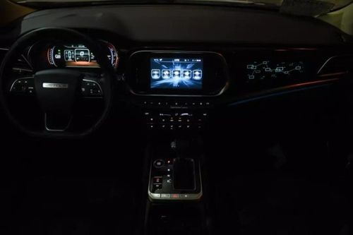 在为驾乘者带来身体上放松的同时,捷途x90也通过氛围灯的设计,为