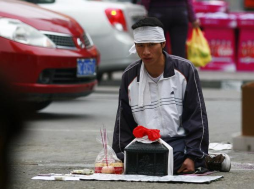 丽江现奇葩乞讨女各种花式乞讨让人开眼