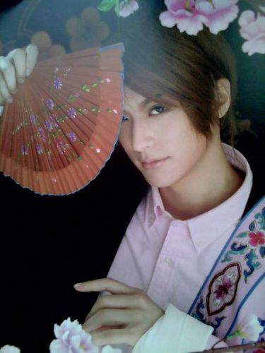 求 云子cos的解语花,穿着西装 但是有披一半戏服的那张图!