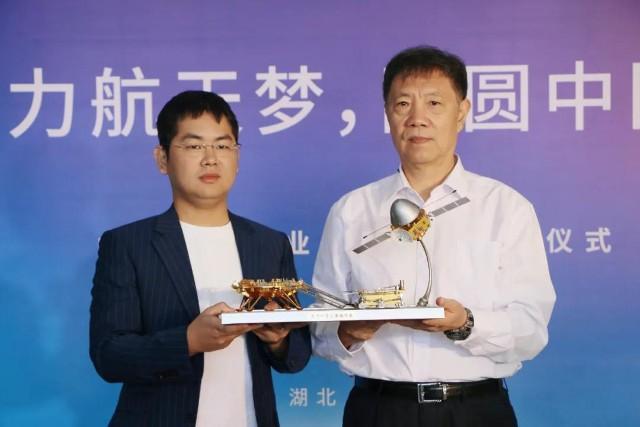 神舟十三号顺利归来运鸿集团诚挚欢迎航天英雄凯旋