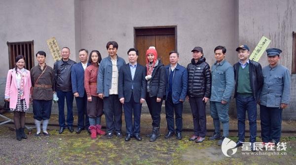 黎春秋赴横店看望慰问《秋收起义》剧组