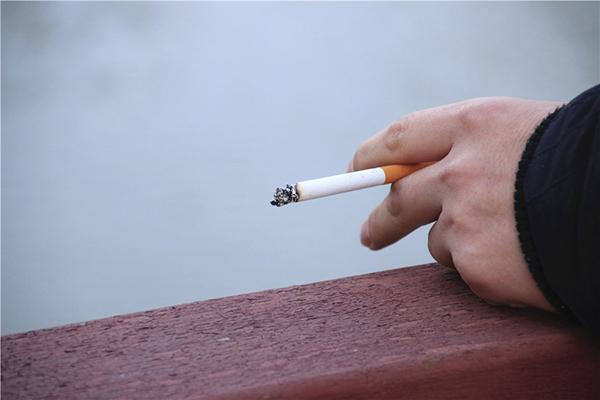 抽烟时只抽上半截烟屁股不抽是不是能降低危害