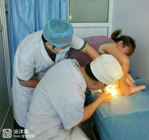 奶奶给孩子把尿居然两个小时,让孩子遭受脱肛之苦