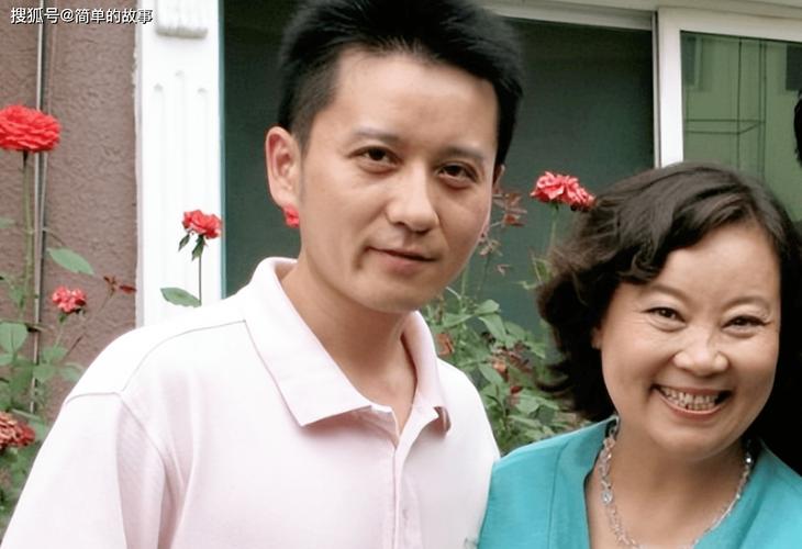 他是著名演员,把父母婚姻当榜样,与妻子恩爱,三世同堂其乐融融