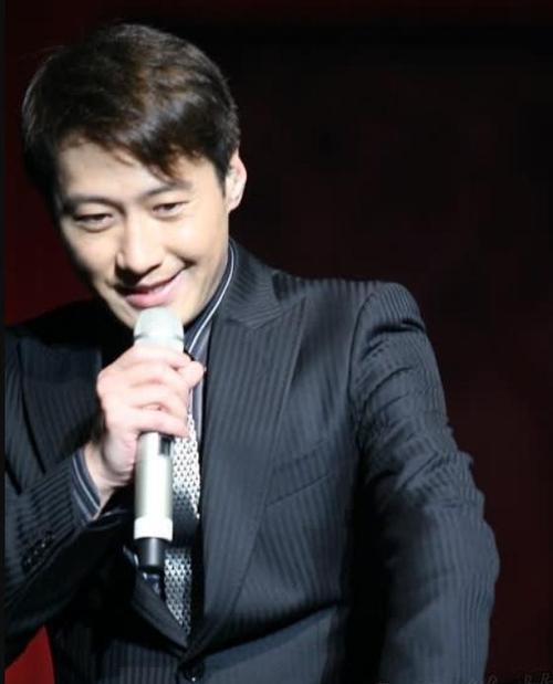 黎明也许不是"四大天王"里最帅的,但他是很多人的梦中情人吧