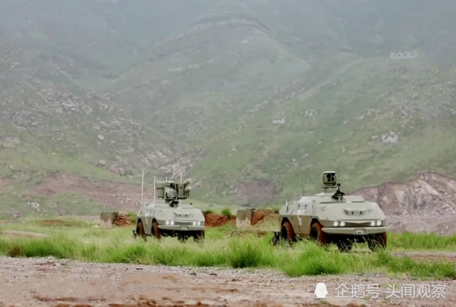 国产陆战无人车编队亮相配重机枪和导弹时速高达120千米