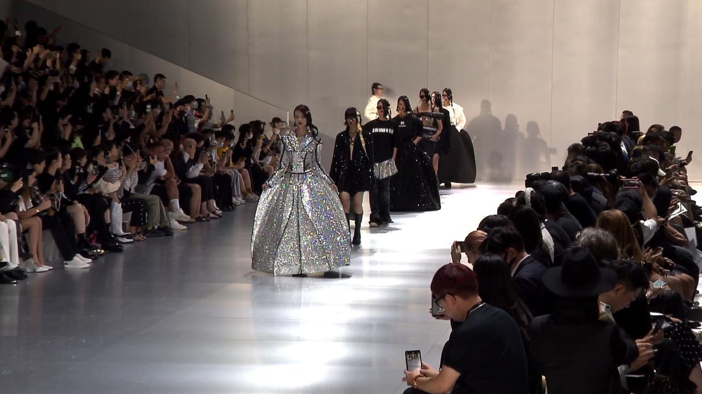 2022春夏上海时装周开启 百场大秀展现中国年轻设计力量