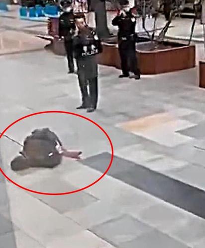 又一个春熙路刀客,男子持刀拒捕袭警,被民警开枪控制