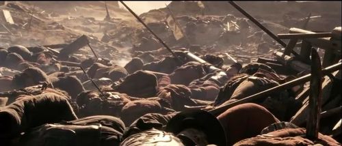 一开始他便置身于生与死的迷雾当中,从尸横遍野的战场上爬起