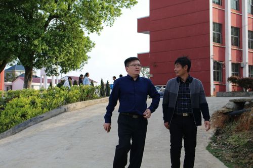 我校校长金琦与昌江区昌江一中分校校长庄义交流分享学校管理经验.