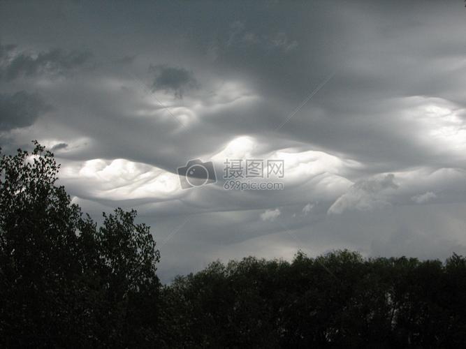 标签: 风暴灰色天空天气云灰色的天空乌云图片灰色的天空乌云图片免费