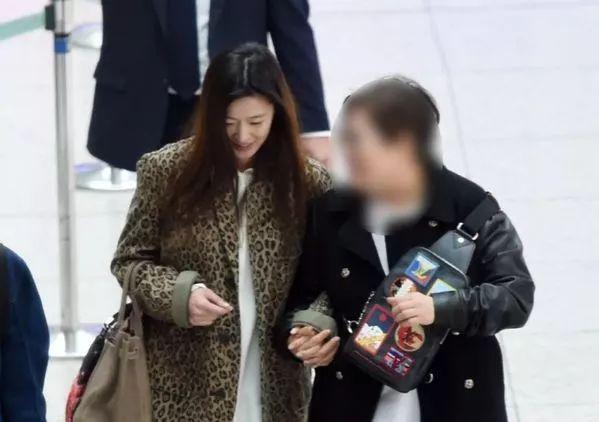全智贤活动后返回韩国机场街拍