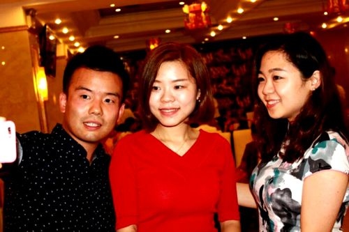 西丰以大连的亲朋好友160多人参加了午宴,仪式由来自辽宁铁岭金牌主持