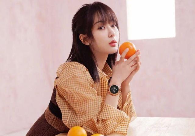 杨紫最新大片曝光,背心外穿个性十足,靠车窗拍照颠覆乖乖女形象