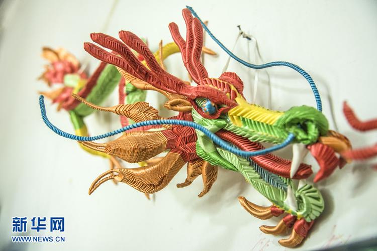 彩色棕编作品为棕编技艺增添生机.新华网发(冉川 摄)