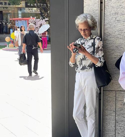 上海街头670岁的老奶奶穿搭比小姑娘还时髦