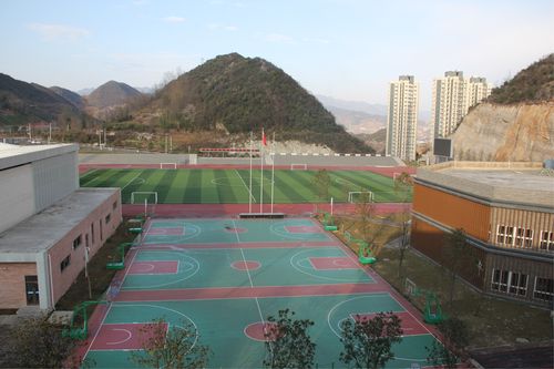 乘车路线:六盘水市黄土坡气象局乘34路公交车至六盘水市高中教育城市