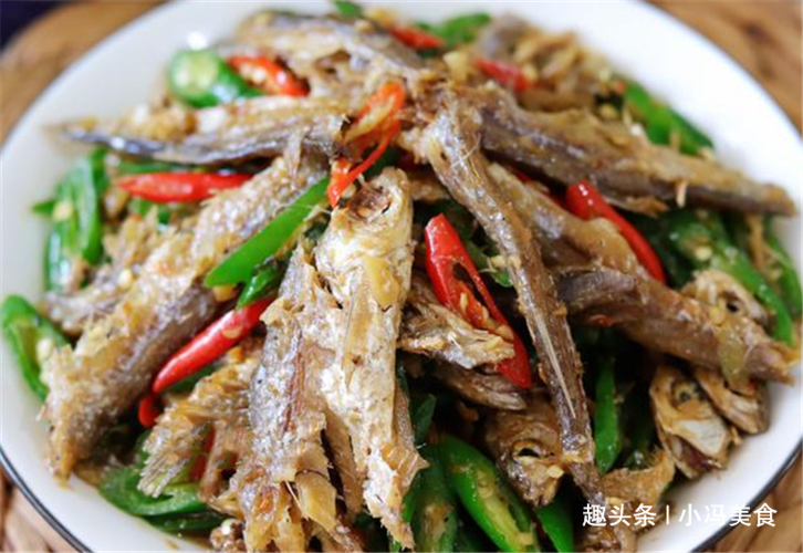 鱼干加上辣椒一起炒,香辣美味,肉质紧实,老公喝酒离不