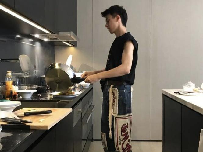 会做饭的男人,能把蔬菜瓜果做的有滋有味儿,厨房收拾的井井有条.