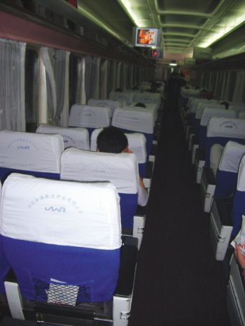 在8号软座车厢,记者发现大部分位置都空着.