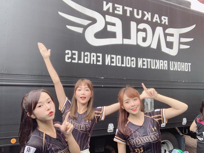 美女喝醉了在路边呕吐