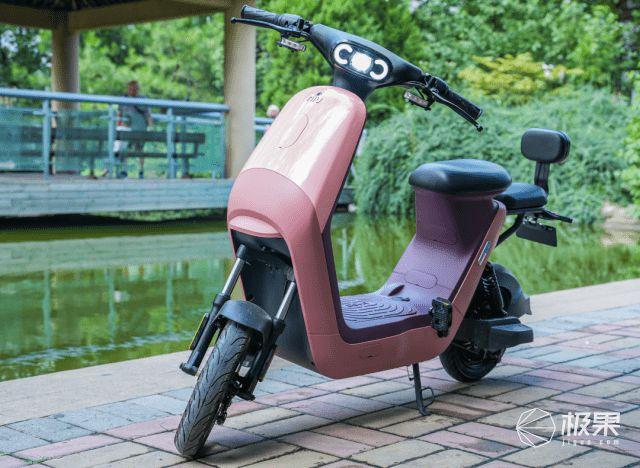 小牛女生专属电动车实测颜值超萌续航强劲跑70km电量还有剩