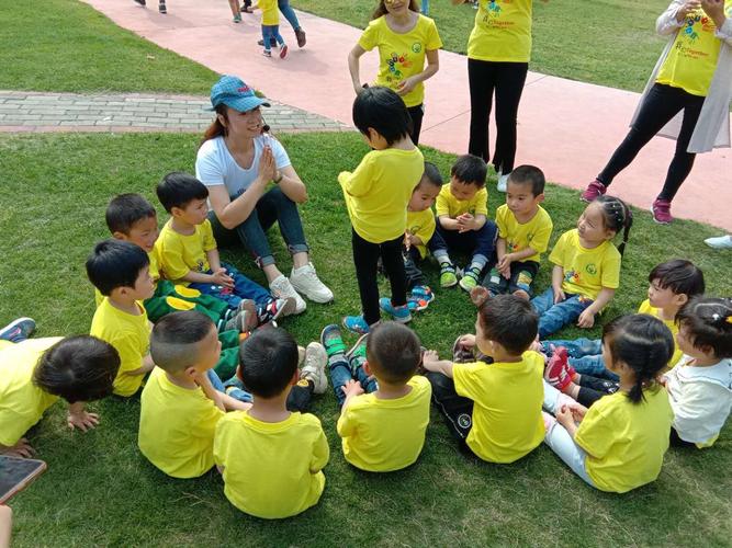 雅思乐艺术幼儿园"大手牵小手.趣花海"亲子户外大课堂
