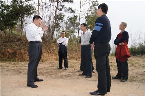 县委常委,纪委书记王健同志到五斗种垃圾填埋场和丰顺公园调研
