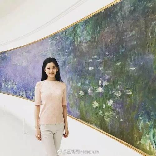 章泽天身着露肩裙气质优雅白得发光奶茶妹妹衣品的秘密在这里