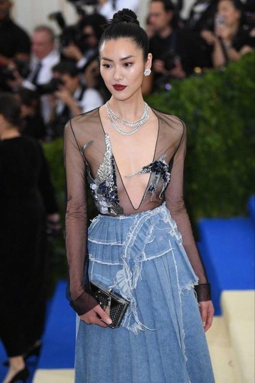 早在2009年,刘雯就已登上维密秀舞台,是亚洲第一位