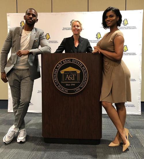 知识的传播者!克里斯-保罗社媒晒参加商学课程照片