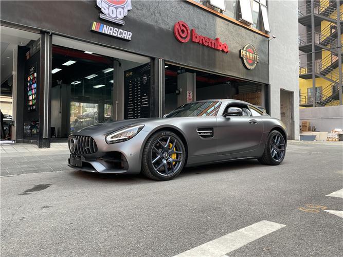 奔驰改装案例-奔驰amg gt卡钳烤漆法拉利黄_轮毂喷漆改色枪灰