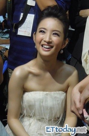 率先敲响金钟的本届视后林依晨[微博]在后台观看典礼