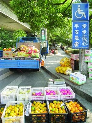 无证摆摊盛行 几十辆"水果车"占道叫卖(图)