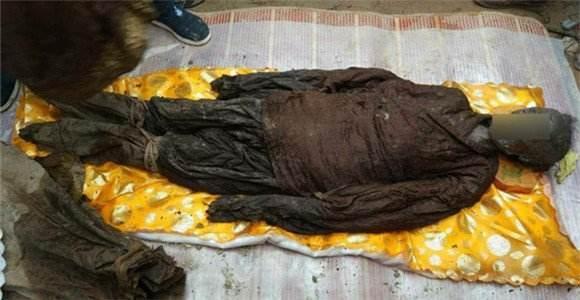 古墓挖出"活粽子",考古队无一人敢动,土夫子:谨记这4