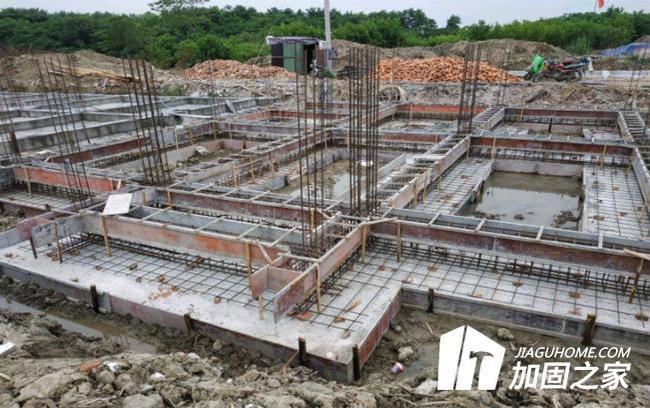 1,施工方需要先进行材料的收集,并对工程质量,水文地质和基础设计方面