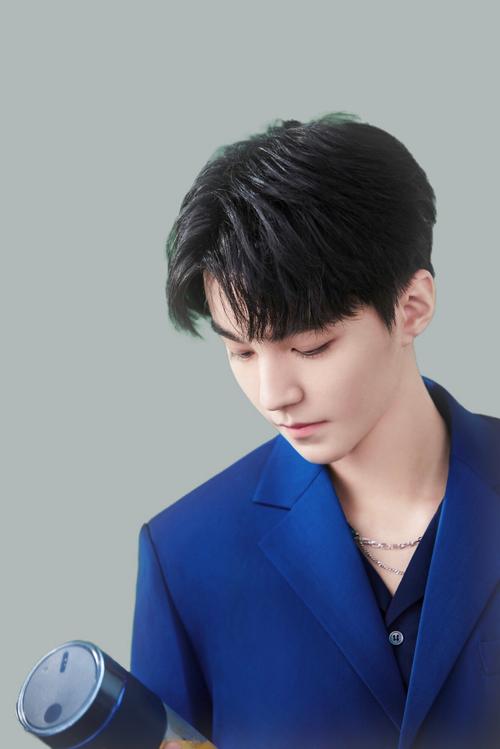 王俊凯分享210808身穿蓝色系的王俊凯向你报道这活力满满的少年气让人