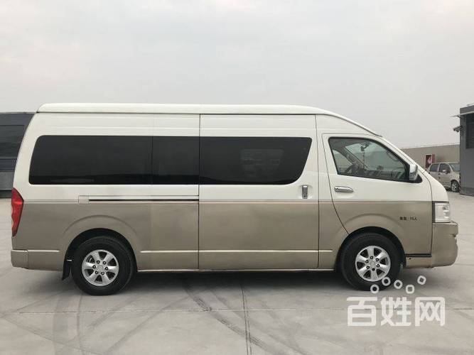 金龙中型客车九龙15座 白/浅咖双色