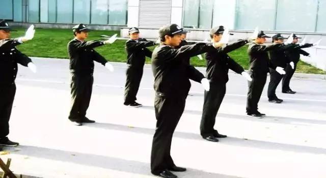 秩序员停车场车辆指挥手势标准