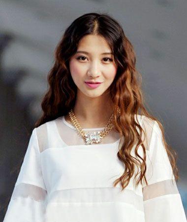 韩式中分小卷蛋卷头发型淑女风格的烫发发型,小卷蛋卷烫发型发尾的