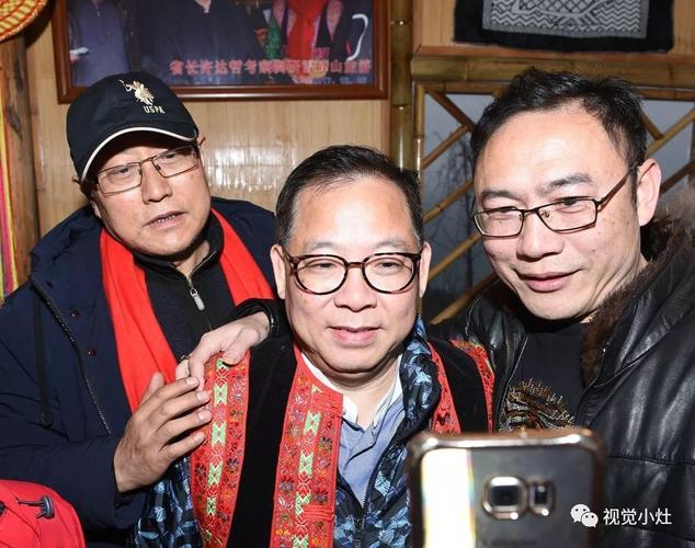 之后,他与儿子张颂华同台演唱了《父子》. 父子