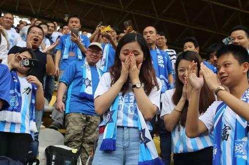 广州富力足球俱乐部副董事长黄盛华先生也先球迷看台,现场为他们送上