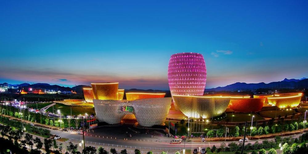 "瓷谷"以陶瓷器皿为建筑外观,集中展示醴陵陶瓷文化的历史深底蕴和