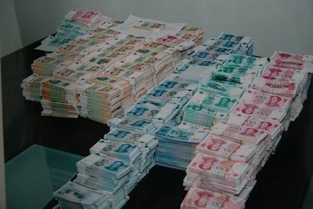 249万警察冲进门眼见一地"钱"