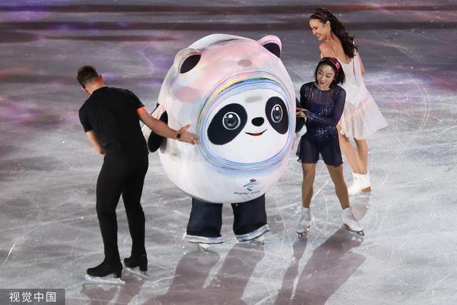 图花样滑冰表演赛后返场运动员与冰墩墩互动