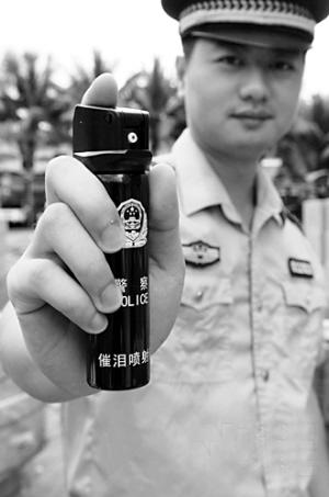 民警在展示催泪喷射器.
