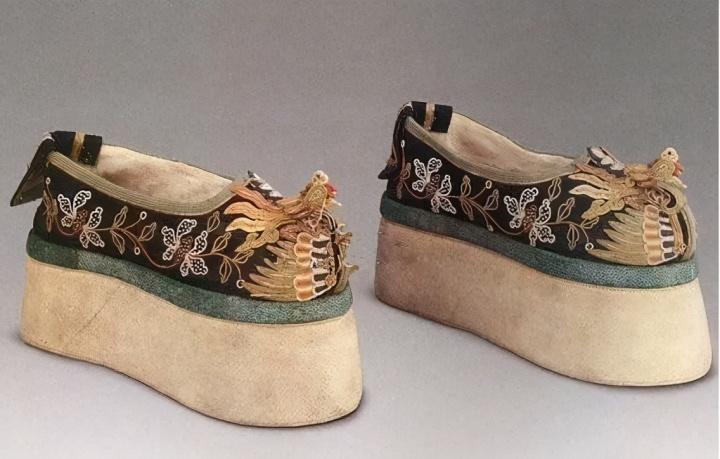 别搞错了这才是古代的高跟鞋